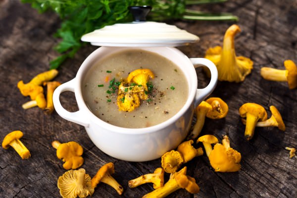 Kartoffel-Pfifferling-Suppe mit Räuchertofu - Culinaria Vegan